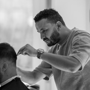 Bacem Garbaya de BG Coiffure barbier Lausanne qui coupe les cheveux d'un homme
